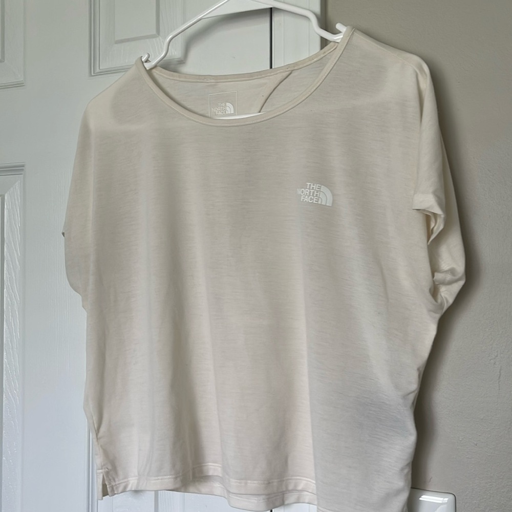 Cropped north face crème shirt size small